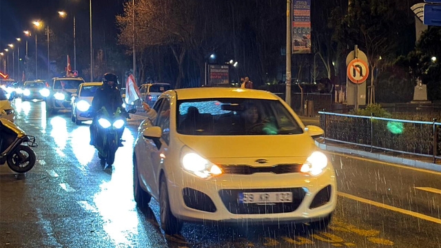 Tekirdağ'da yağmur altında milli sevinç kutlaması