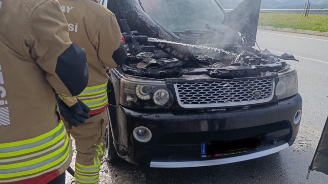 Altınözü'de  cipin motoru alevlere teslim oldu