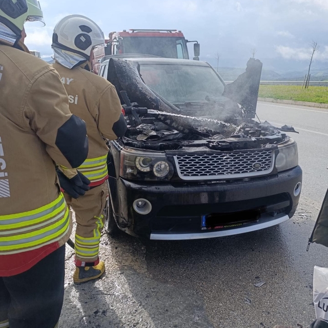 Altınözü'de  cipin motoru alevlere teslim oldu