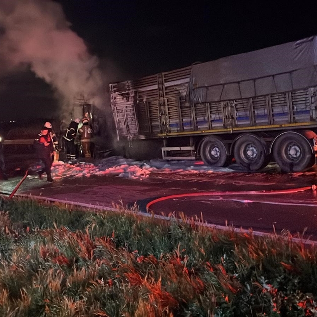 Karacabey'de tır yangını: Bursa yolu trafiğe kapandı