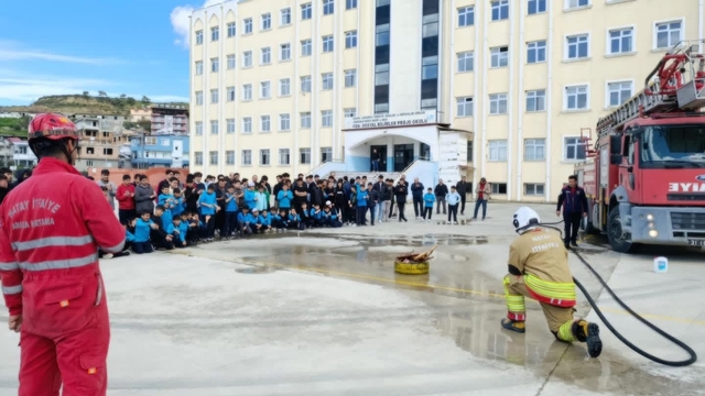Antakya'da öğrencilere yangın eğitimi verildi