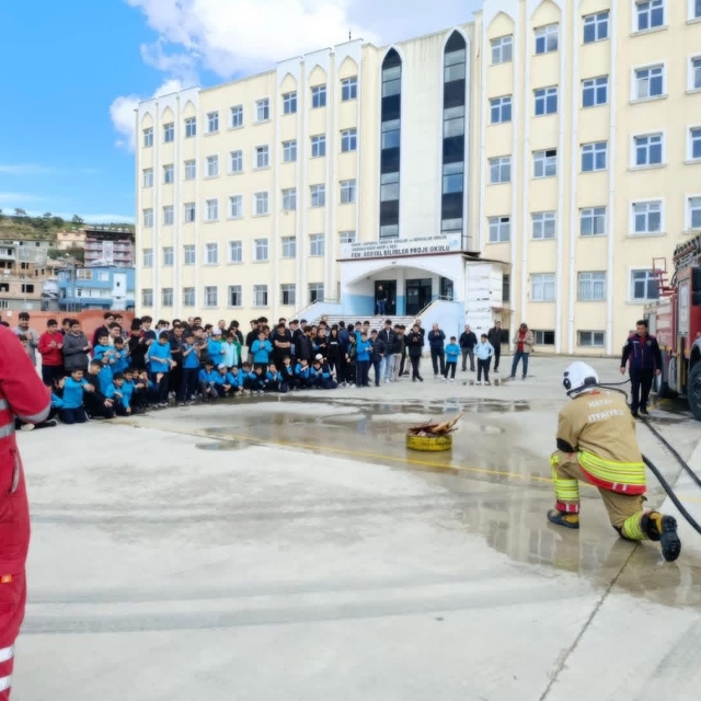 Antakya'da öğrencilere yangın eğitimi verildi