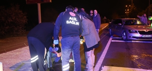 Yardım için durdular, kendilerine küfür edilince alkollü sürücüyü ve arkadaşını darp ettiler