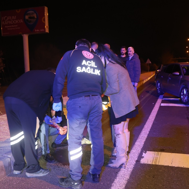 Yardım için durdular, kendilerine küfür edilince alkollü sürücüyü ve arkada...