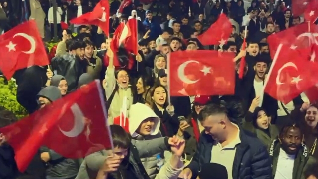 'Bizim Çocuklar'ın başarısı Trabzon'da horon ve kolbastı oynayarak kutlandı