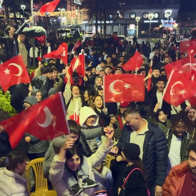 'Bizim Çocuklar'ın başarısı Trabzon'da horon ve kolbastı oynayarak kutlandı