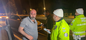 Kırmızı ışıkta bekleyen otomobile çarpan alkollü sürücüyü çevredekiler darbetti