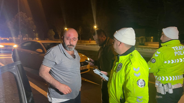 Kırmızı ışıkta bekleyen otomobile çarpan alkollü sürücüyü çevredekiler darbetti