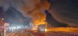 Bursa'da buğday yüklü TIR alev alev yandı