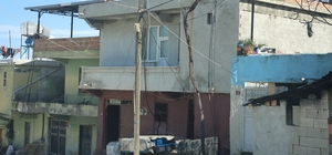 Annesine sopayla saldıran şahıs, araya giren eşini defalarca bıçaklayarak öldürdü