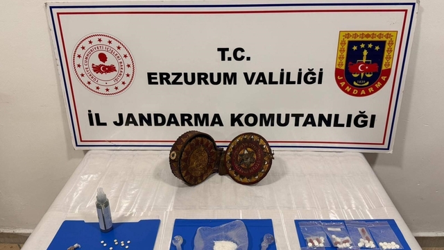 Jandarma Erzurum'da ceylan derisi üzerine yazılmış altın işlemeli Tevrat yakaladı