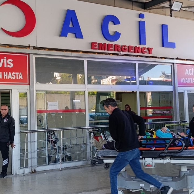 Tarım işçilerini taşıyan minibüs devrildi: 15 yaralı