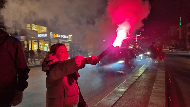 Milli başarıya en çok da çocuklar sevindi
A Milli Futbol Takımının Dünya Kupası'na katılması kentte coşkuyla kutlandı
Küçük kız: "Türkiye kazandığı için çok mutluyum"
Milli takımın başarısını kendi boyundan büyük bayrakla kutlayan çocuk yüzleri güldürdü