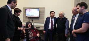 Kayseri Valisi Çiçek, hastanede tedavi gören şehit annesini ziyaret etti