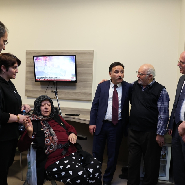 Kayseri Valisi Çiçek, hastanede tedavi gören şehit annesini ziyaret etti