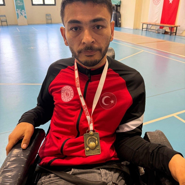 Yıllarca evden çıkmayan bedensel engelli Yücel, tanıştığı boccede stil geli...