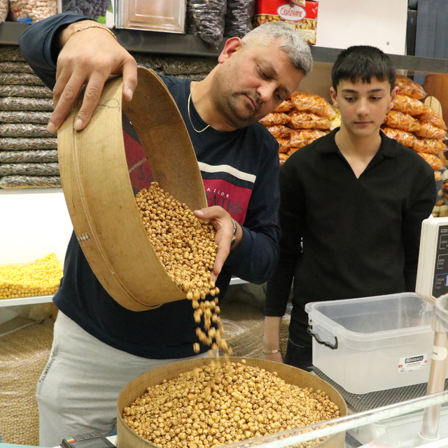 Çırak bulamayan leblebiciler, mesleği çocuklarıyla yaşatmaya çalışıyor