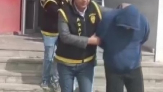 Engelli evladı için biriktirdiği altınları dolandırıcılara verdi, polis buldu
"Başkomiser" yalanıyla milyonluk vurgun: 7 kişi tutuklandı