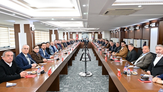 Vali Köşger'den iş dünyasına yakın temas