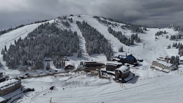 Uludağ'da sezon uzadı nisan ayıyla 2 metre kar var
Otelcilerin çoğu kapattı ancak 3 otel 12 Nisan'a kadar açık kalacak