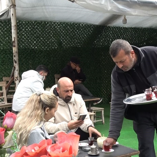 52 yıldır muhabbetle çay demliyor