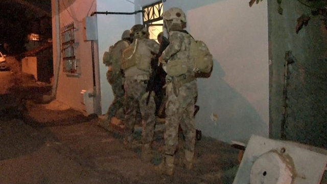 3 kişinin öldüğü saldırının düğümü çözülüyor: 6 şüpheli tutuklandı
Uzun namlulu dehşetin ardından polis durdurak bilmiyor: 4 şüpheli daha gözaltında