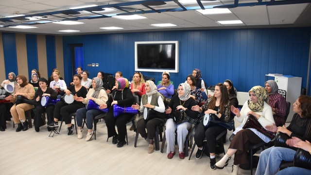 Ev hanımları korosu Cumhurbaşkanı Erdoğan'a konser vermek istiyor
Ev hanımlarından oluşan koro Anneler Günü konserine hazırlanıyor