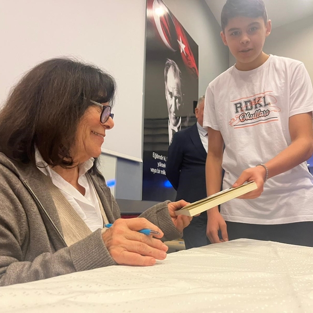 Yazar Latife Tekin, İzmir'de lise öğrencileriyle buluştu