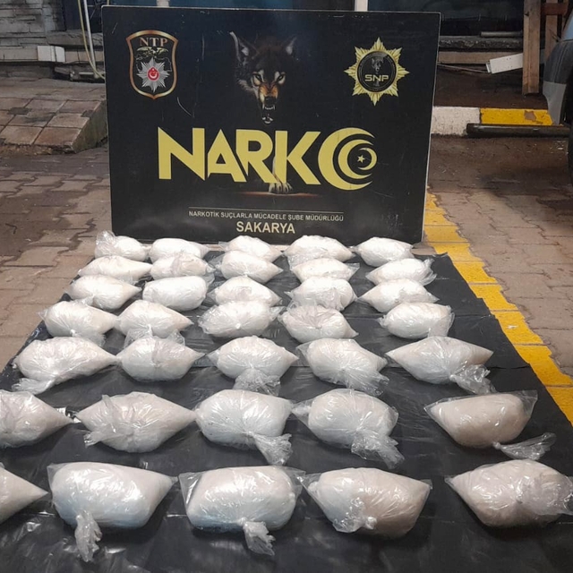İstanbul'a 17 kilo zehir götürecekti, Sakarya'dan çıkamadı