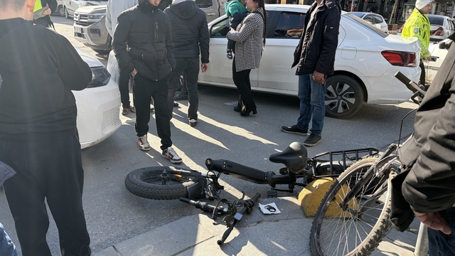 Otomobille çarpışan elektrikli bisiklet sürücüsü yaralandı