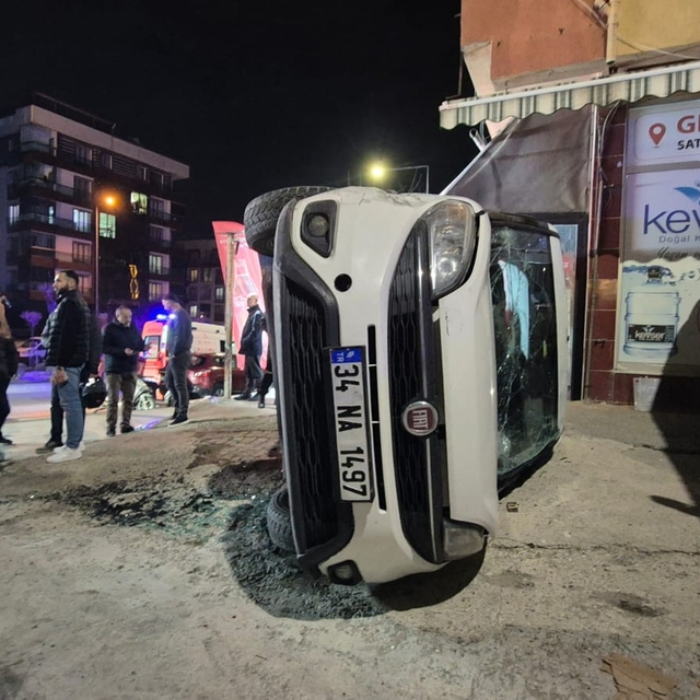 Tekirdağ'da 4 araca çarparak devrilen hafif ticari araçtaki 4 kişi yaraland...