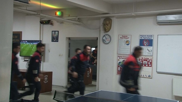 Dünya Kupası maçını bırakıp yangına koştular