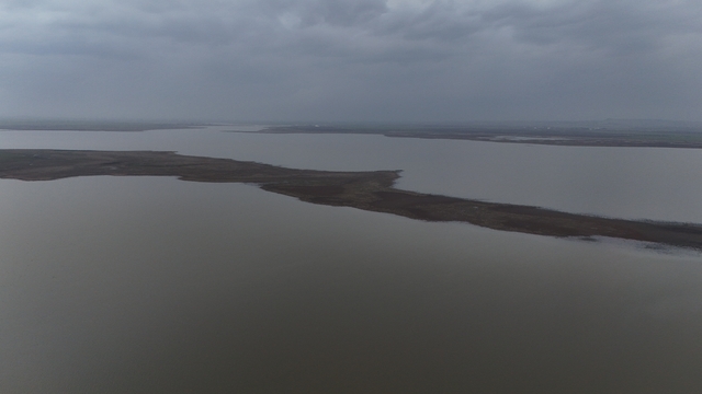 Devegeçidi Baraj Gölündeki kara parçası bir ayda suyla kaplandı
Diyarbakır'da Devegeçidi Baraj Gölü kuraklıktan 1 ayda "tahliye" aşamasına geldi