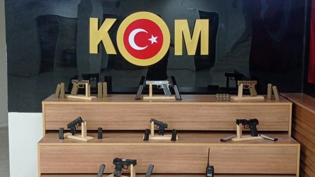 Şanlıurfa'da silah ve mühimmat kaçakçılığı iddiasıyla 2 zanlı tutuklandı