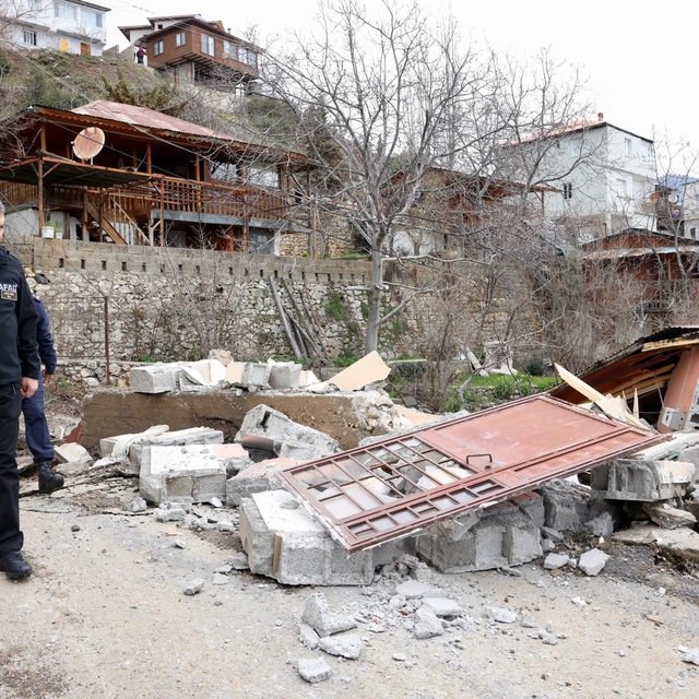 Mersin Valisi Atilla Toros, Mezitli ilçesinde heyelandan etkilenen mahalley...