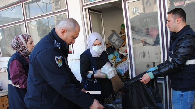 Şanlıurfa'da son kullanım tarihi geçmiş tonlarca gıda ürünü ele geçirildi
Zabıta ekiplerinden böceklenmiş tonlarca gıda ürünü deposuna şok baskın