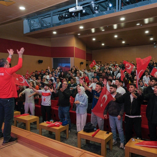 A Milli Takım'ın Kosova galibiyeti üniversite kampüsünde bayram havası esti...
