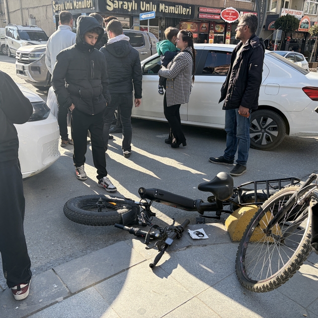 Otomobille çarpışan elektrikli bisiklet sürücüsü yaralandı