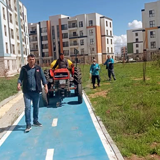 Araban TOKİ konutlarında yabani otlar ve haşerelerle ilaçlı mücadele başlat...