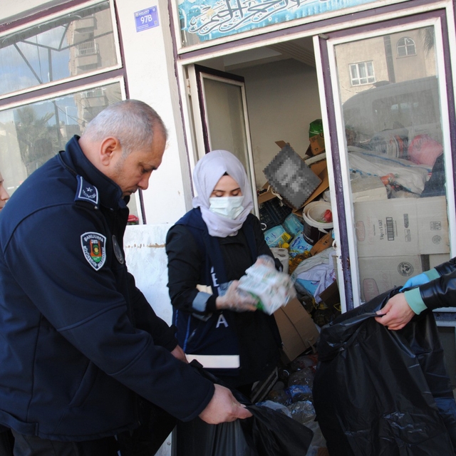 Şanlıurfa'da son kullanım tarihi geçmiş tonlarca gıda ürünü ele geçirildi
Z...