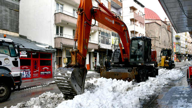 Kars'ta ekiplerin kar temizliği sürüyor