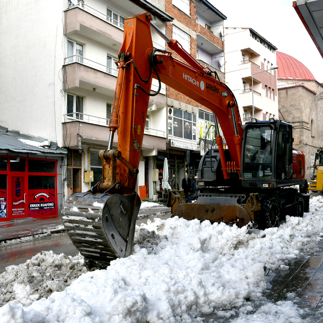 Kars'ta ekiplerin kar temizliği sürüyor