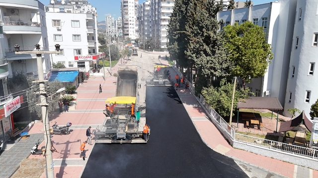 Mersin'de yol yenileme çalışmaları sürüyor