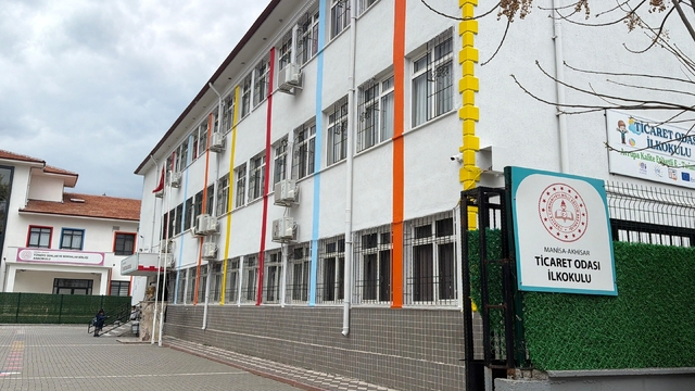 Sınıfın düşen tavan sıvası 3 öğrenciyi yaraladı