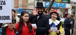 İzmit'te edebiyat kahramanları sokaklara indi