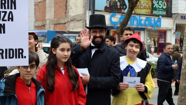 İzmit'te edebiyat kahramanları sokaklara indi