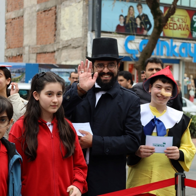 İzmit'te edebiyat kahramanları sokaklara indi