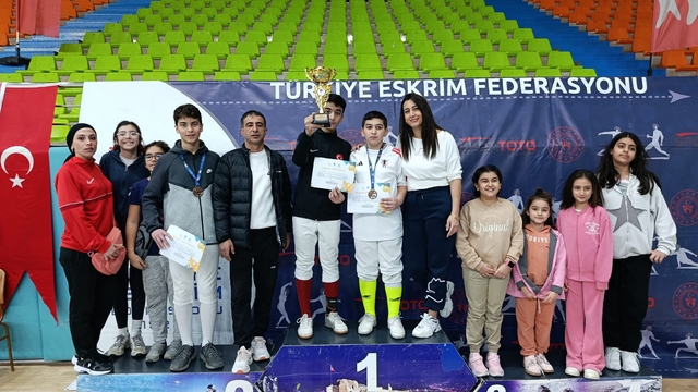 Malatyalı sporcu eskrimde altın madalya aldı