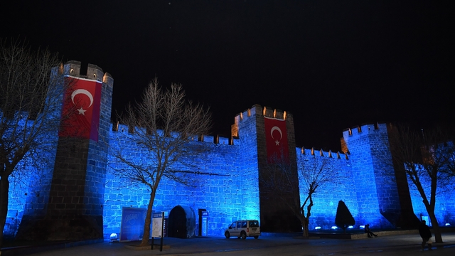 Kayseri Büyükşehir, tarihi surları mavi ışıkla aydınlatarak otizm farkındalığına dikkat çekti