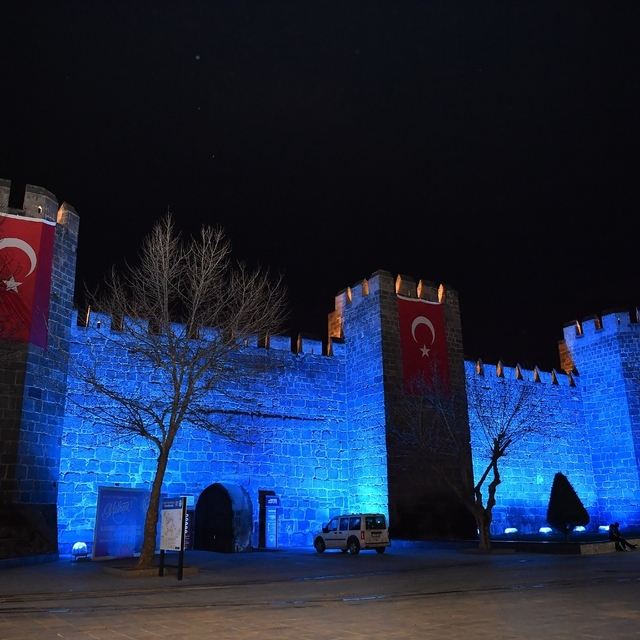 Kayseri Büyükşehir, tarihi surları mavi ışıkla aydınlatarak otizm farkındal...
